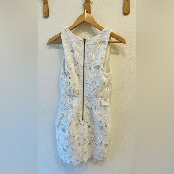 ASTR The Label White Textured Floral Lace Sleeveless Bodycon Dress Size Small - Picture 3 of 3